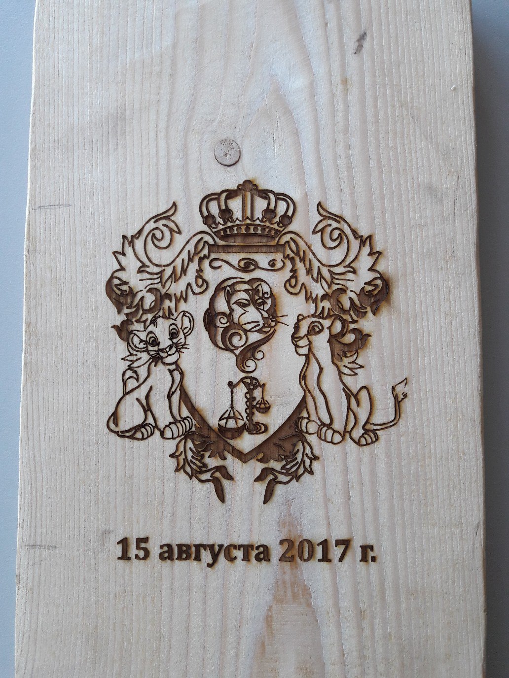 Красивая гравировка на дереве.