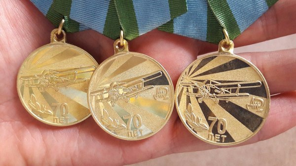 "А под крылом самолёта счастливо поёт пилот самолёта АН2"