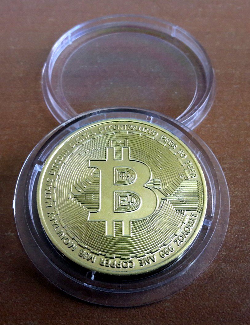 Сувенирная монета "Биткоин".