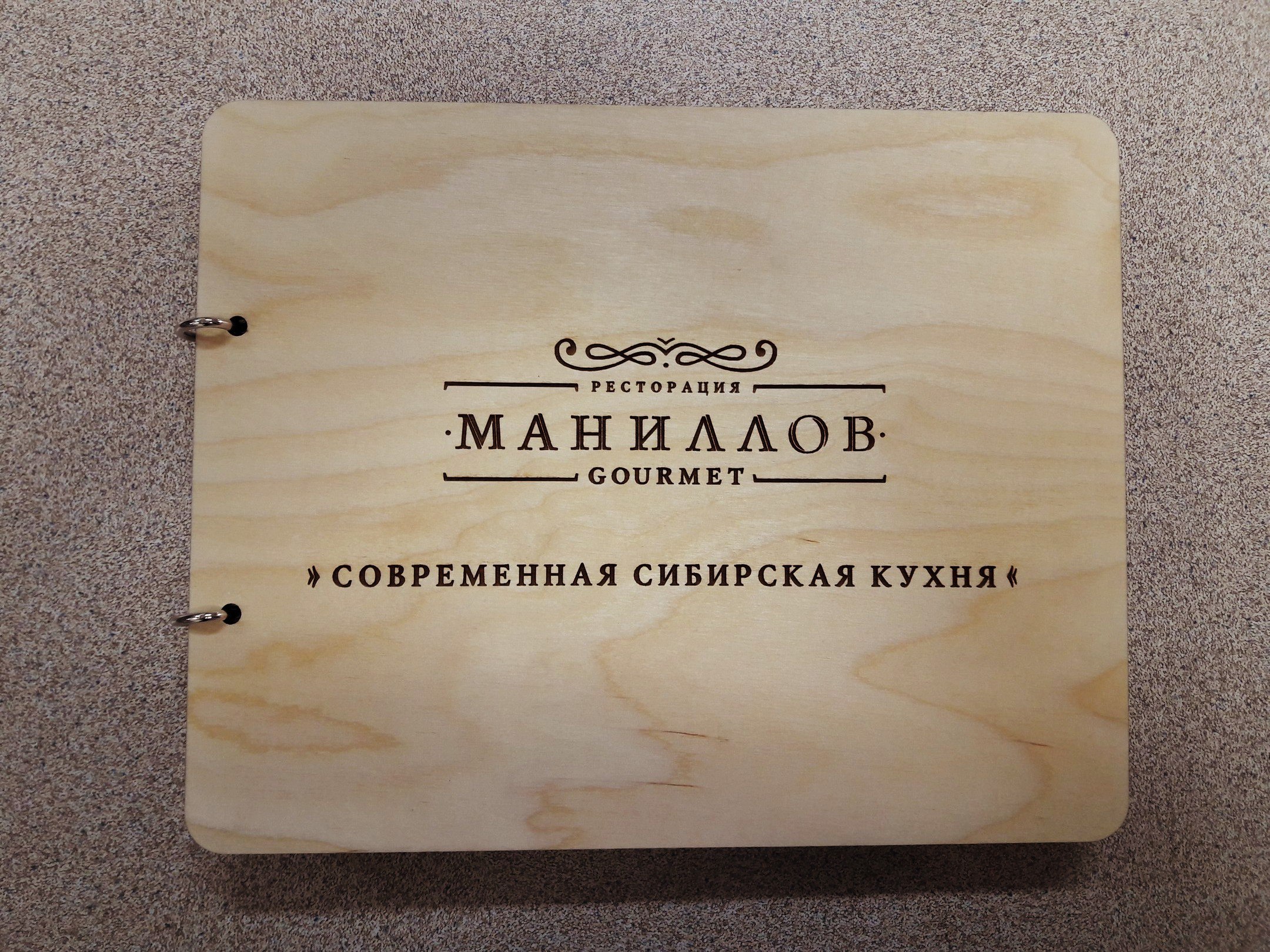 Фотоальбом из натурального дерева.