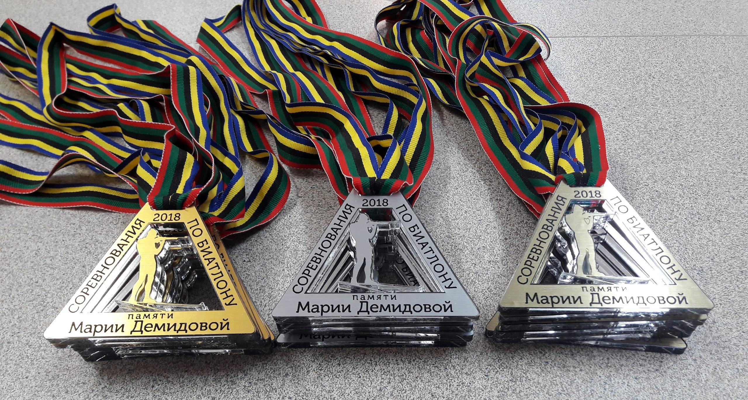 изготавливаем награды из акрила!