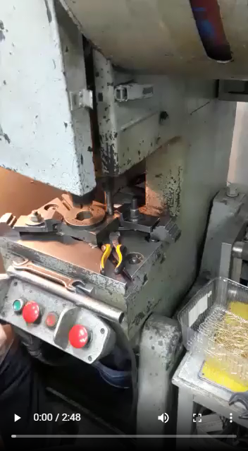 А теперь знакомимся как делаются медали.