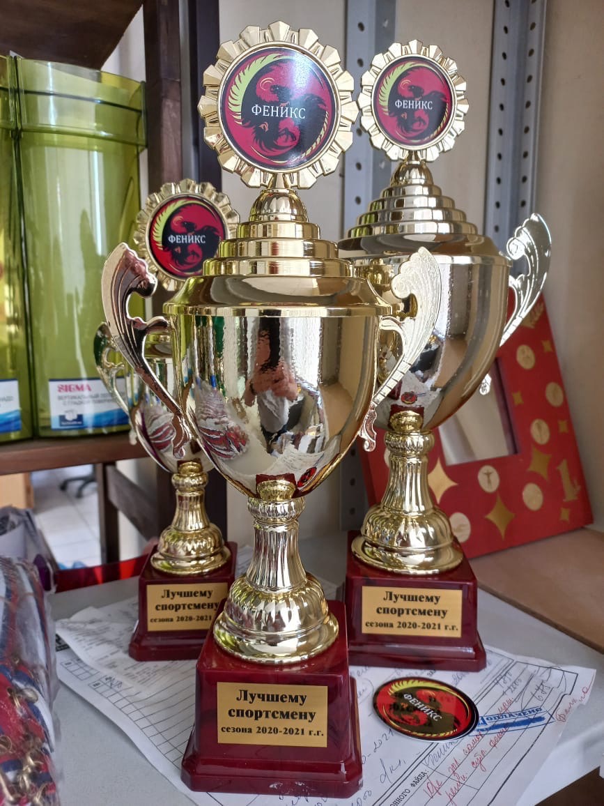 Кубки, кубки, кубки.